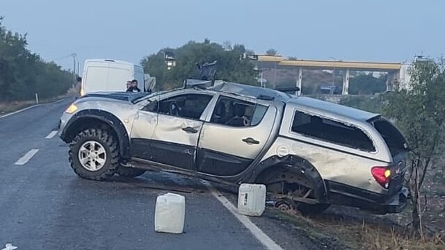 Diyarbakır'da kaygan yolda pikap takla attı