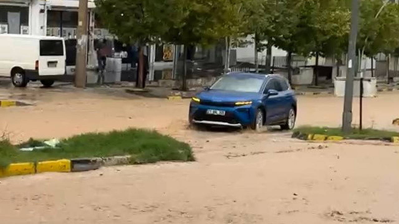 Diyarbakır'da sağanak yağış caddeleri suyla doldurdu