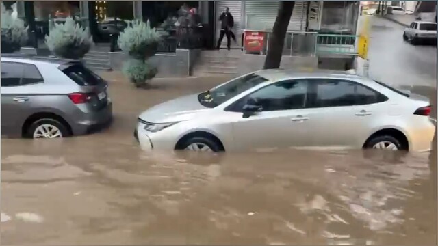 Diyarbakır'da sağanak yağış yolları göle çevirdi
