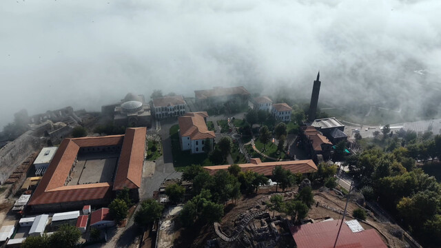 Diyarbakır'da sis tarihi mekanları dronla görüntüledi