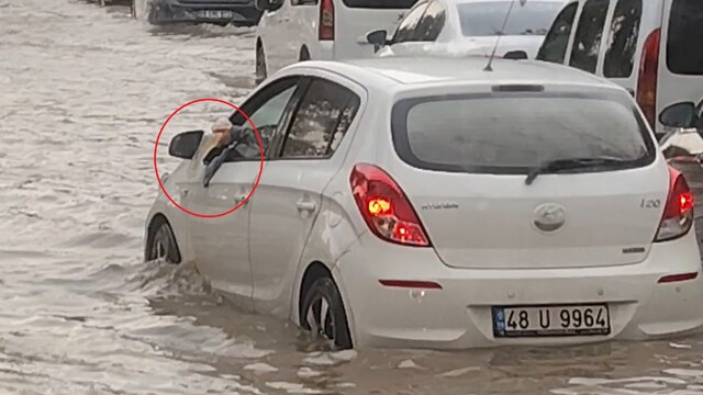 Diyarbakır'da sürücü otomobilindeki suyu tahliye etti