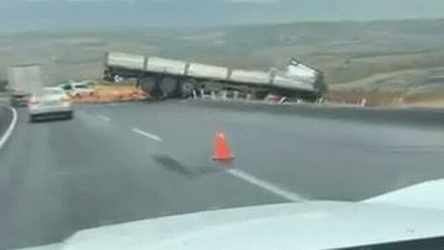 Diyarbakır'da tır yoldan çıktı, 1 kişi yaralandı
