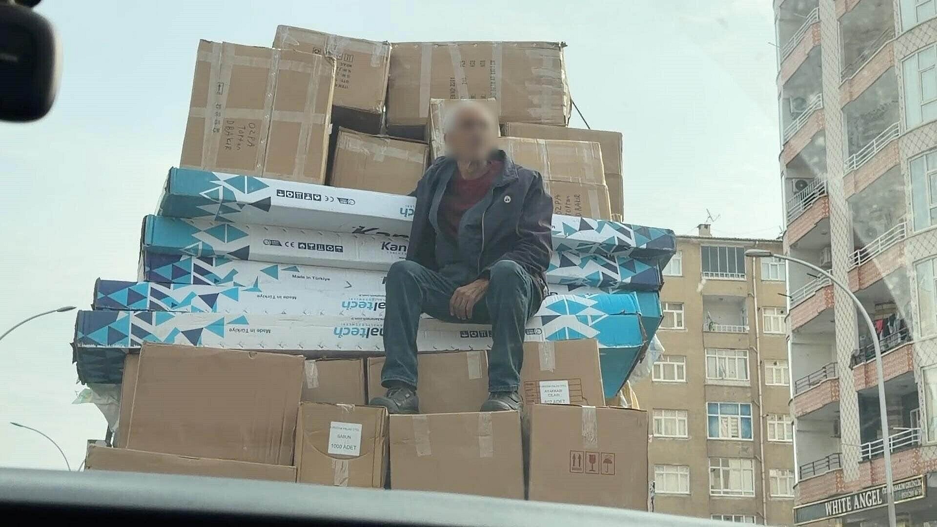 Diyarbakır'da trafikte kolilerin üzerinde oturan kişi