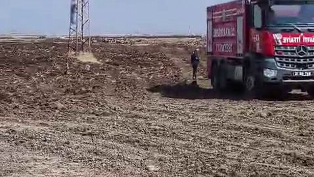 Diyarbakır'da yüksek gerilim direğine ip bağlı intihar olayı