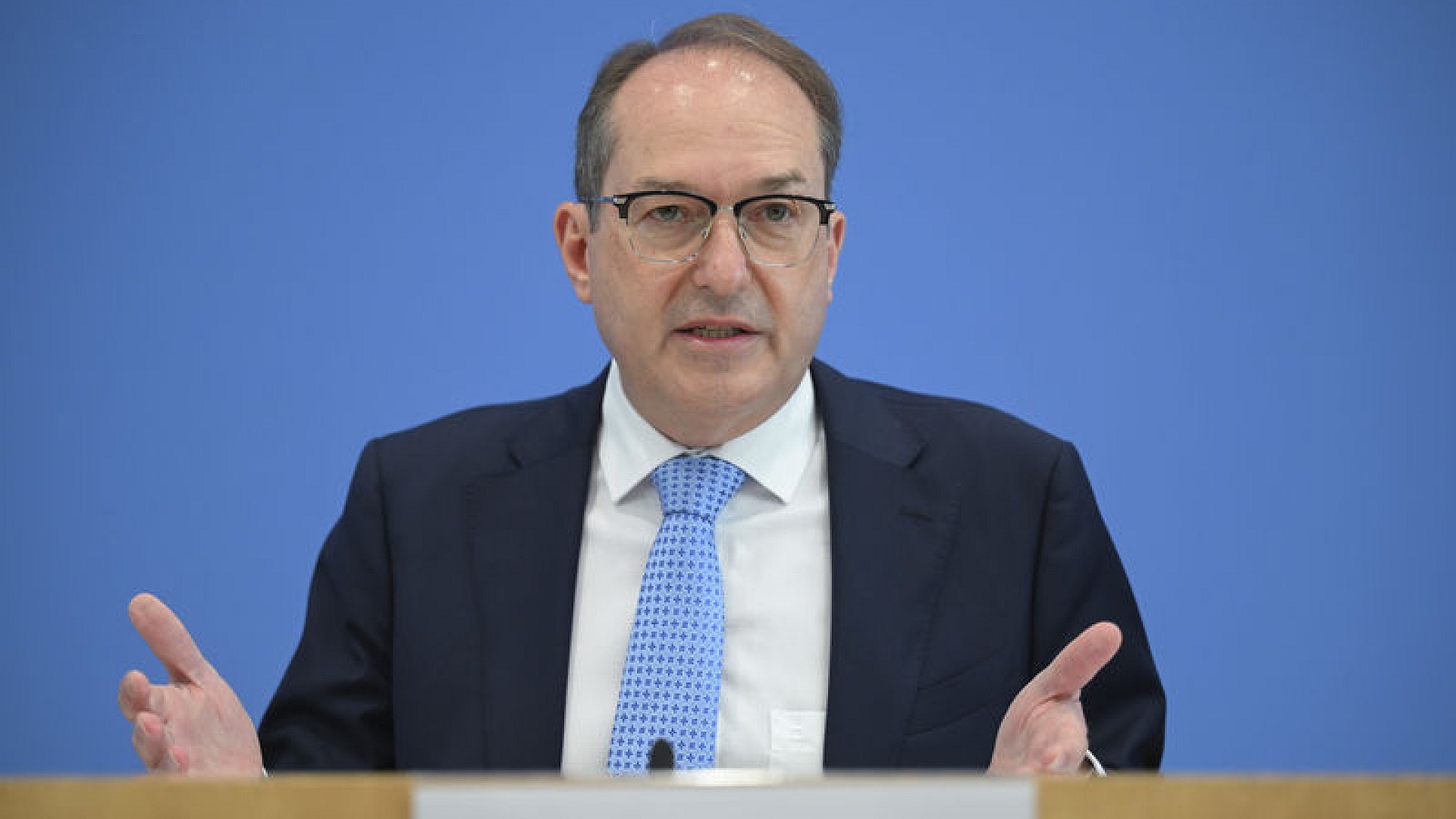Dobrindt: Almanya örtülü savaşla karşı karşıya