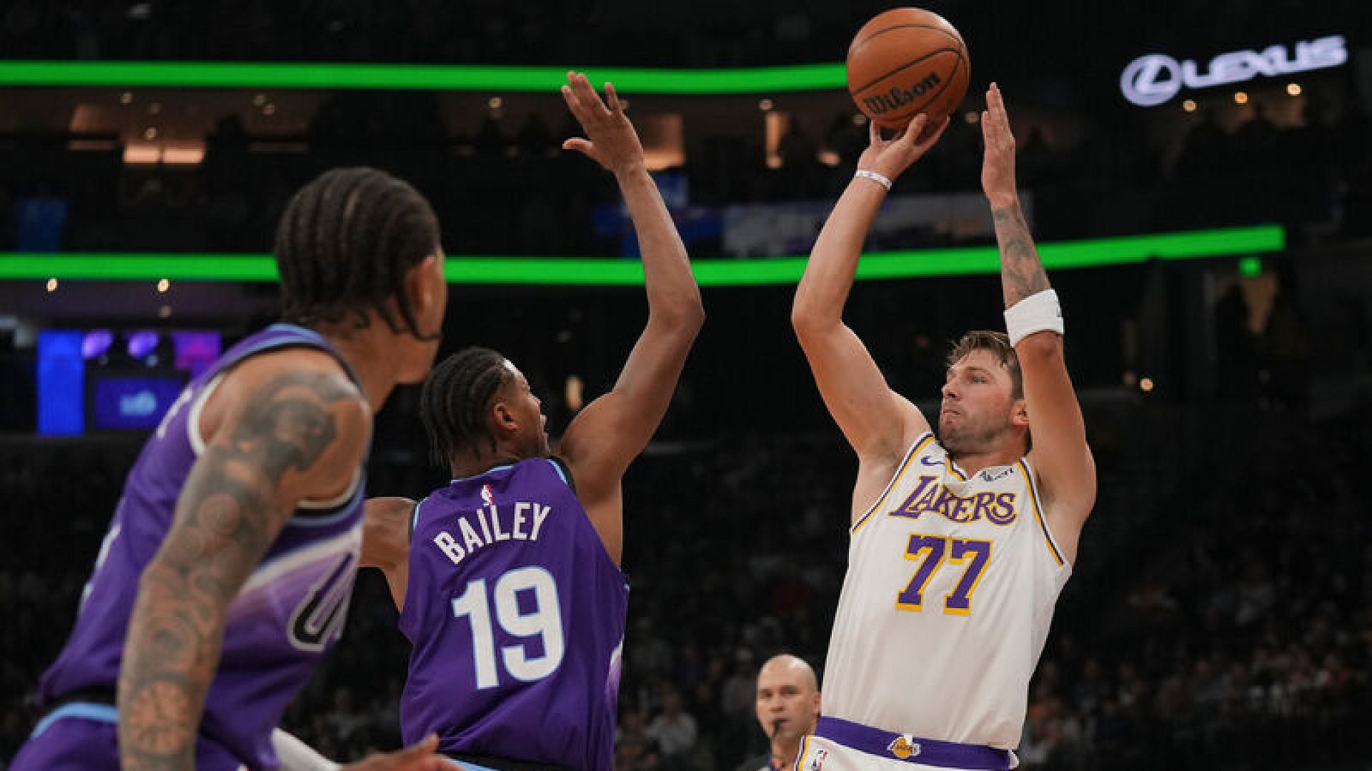 Doncic'in 52 sayısıyla Lakers, Jazz'ı mağlup etti