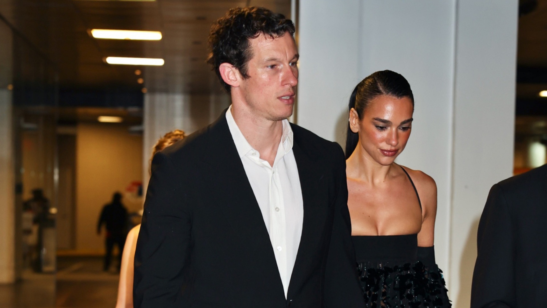 Dua Lipa ve Callum Turner, New York'ta el ele