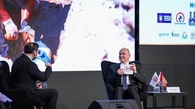 Düzce belediye başkanı Özlü, zirvede sunum yaptı