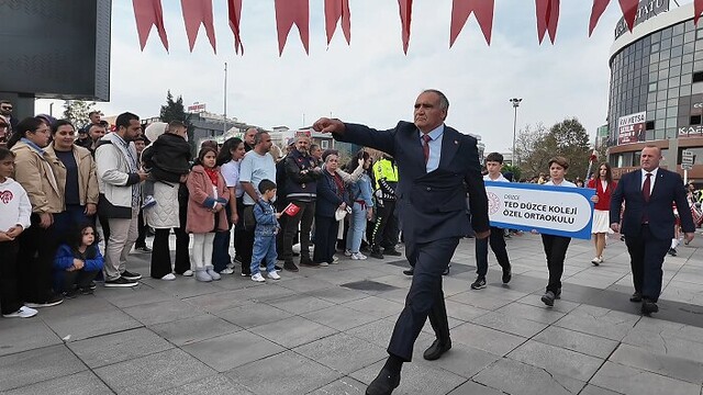 Düzce'de beden eğitimi öğretmeni Kenan Şereflioğlu alkış aldı