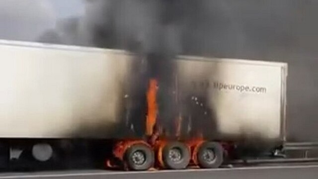 Düzce'de hareket halindeki TIR'da yangın çıktı