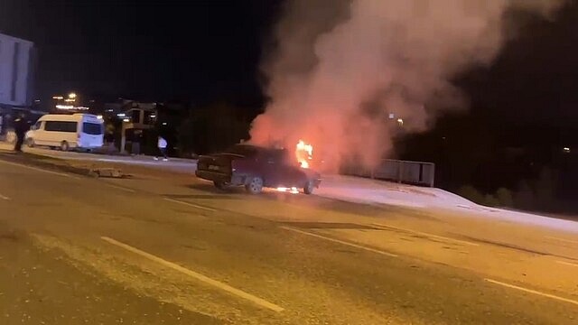 Düzce'de kavşaktan dönen otomobilin motoru yandı