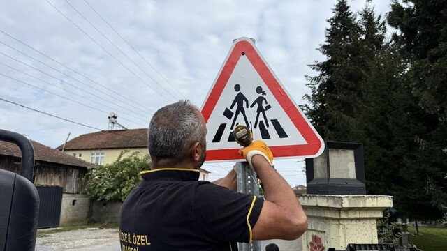 Düzce'de köylerde trafik levhaları yenileniyor