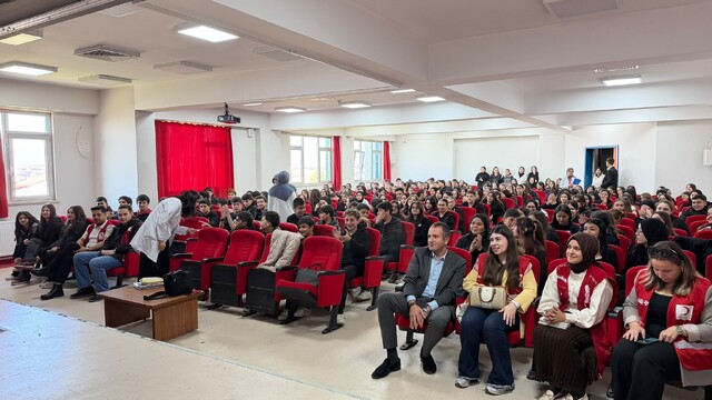 Düzce'de lise öğrencilerine Kızılay eğitimi verildi
