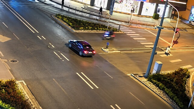 Düzce'de motosiklet sürücüsü otomobilin içine girdi