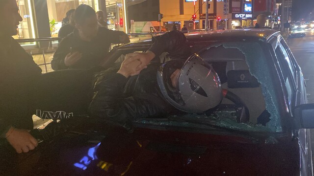 Düzce'de motosiklet sürücüsü otomobilin ön camına girdi