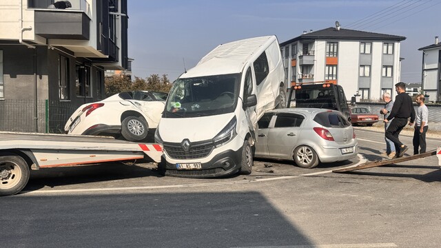 Düzce'de otomobil ile panelvanın çarpışması sonucu 3 yaralı