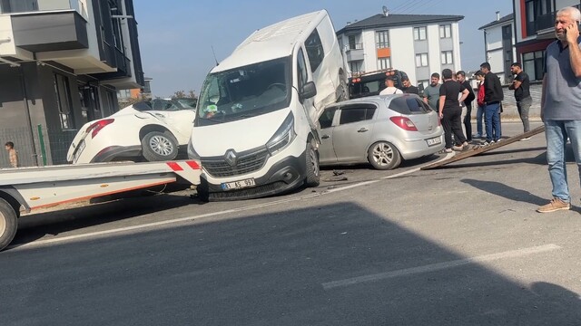Düzce'de otomobil ve minibüs çarpıştı: 3 yaralı