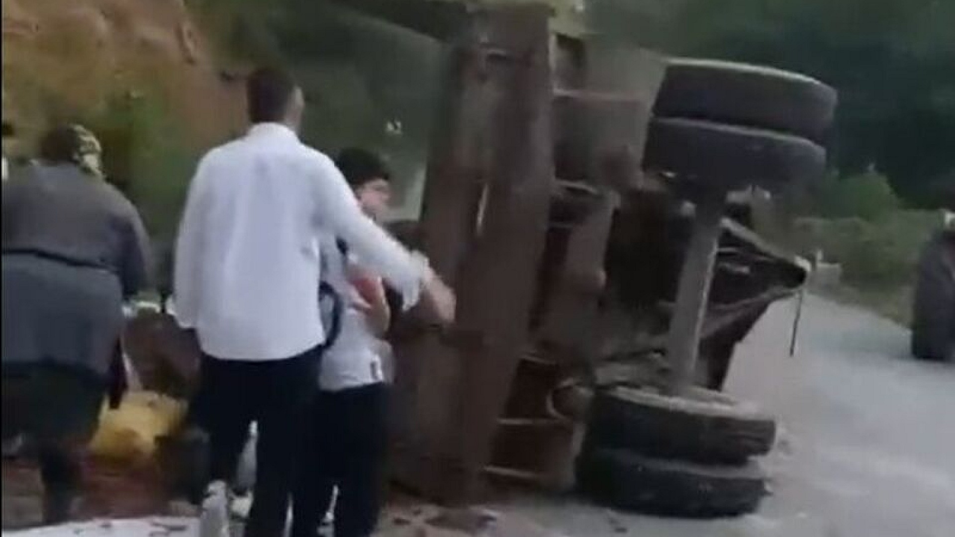 Düzce'de traktör römorku devrildi, 11 kişi yaralandı