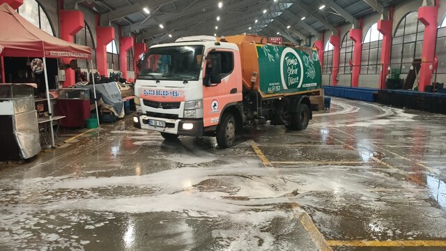 Düzce'deki Aziziye kapalı pazaryeri temizlikten geçti