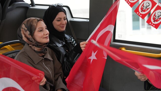 Düzceliler otobüste 29 Ekim coşkusunu yaşadı