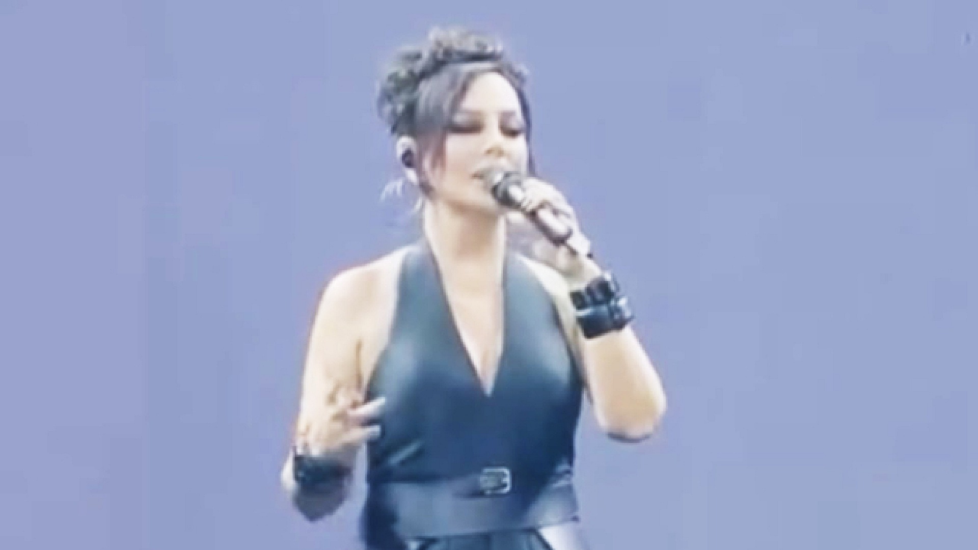 Ebru Gündeş, 27 yıl sonra Dön Ne Olur'u seslendirdi