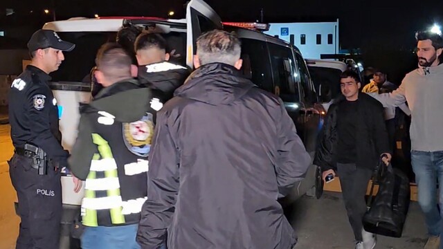 Edirne'de çalıntı araçta 7 kaçak göçmen yakalandı