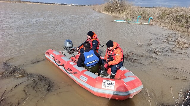 Edirne'de Meriç Nehri'nde mahsur kalan 11 göçmen kurtarıldı