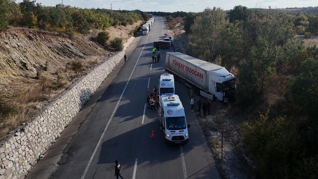 Edirne'de tır ve kamyonet çarpıştı, 4 kişi yaralandı