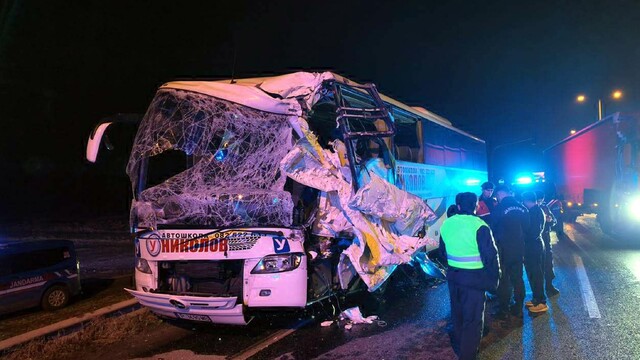 Edirne'de tur otobüsü TIR'a çarptı: 10 yaralı