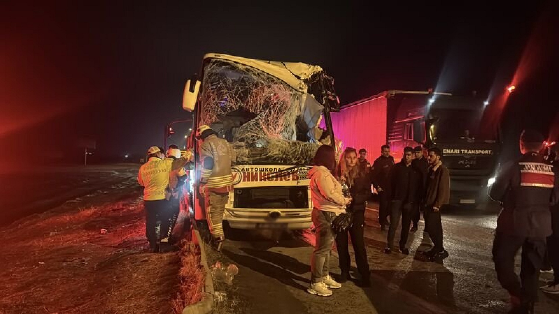 Edirne'de tur otobüsü TIR ile çarpıştı, 10 kişi yaralandı