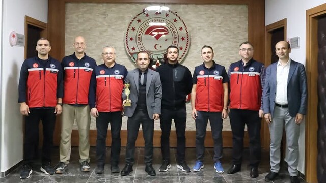 Edirne'de voleybol turnuvası şampiyonlarından müdüre ziyaret
