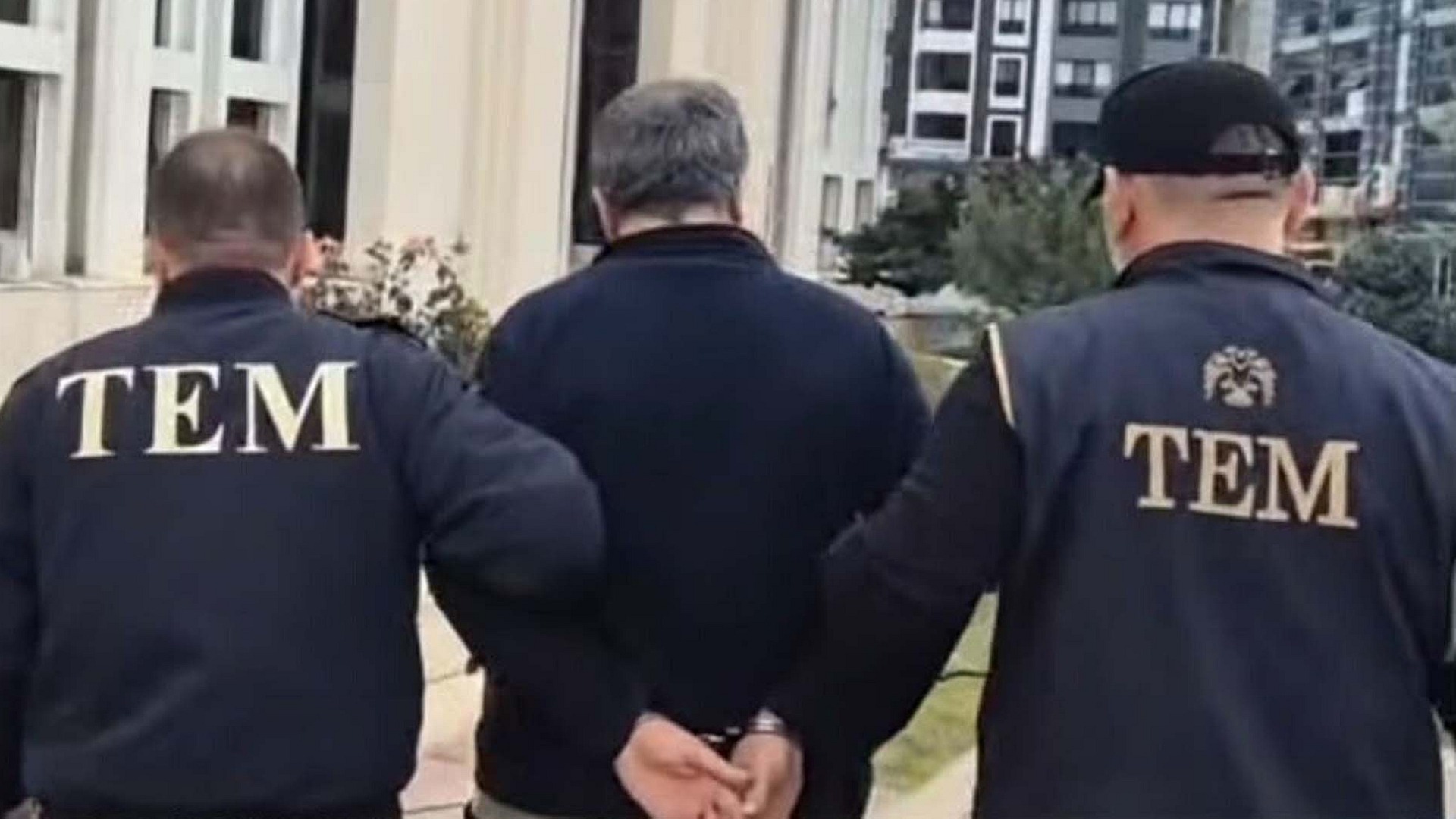 Edremit'te öğretmen F.Ç. Atatürk'e hakaretten tutuklandı