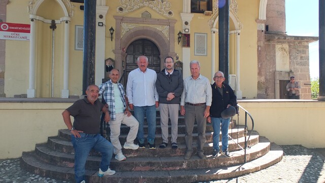 Edremit'te tarihi güre camii ziyaretçilerin ilgisini çekiyor