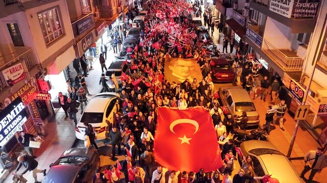 Efeler'de Cumhuriyet yürüyüşüne binlerce kişi katıldı
