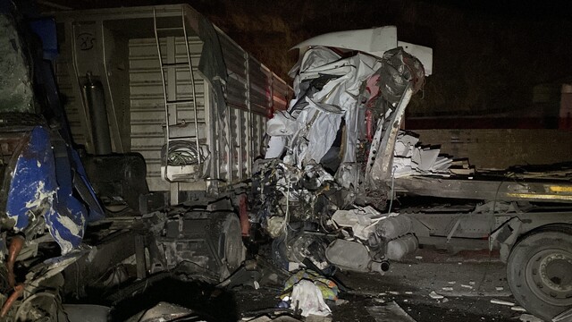 Elazığ'da 3 tırın çarpışması sonucu 1 kişi yaşamını yitirdi