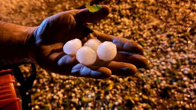 Elazığ'da Bozçavuş köyünde ceviz büyüklüğünde dolu yağdı