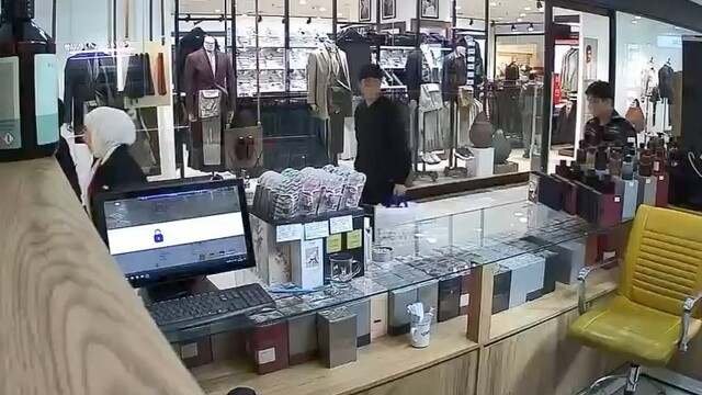 Elazığ'da çocuk parfümü cebine koyarak kaçtı