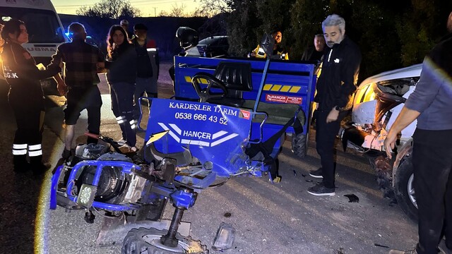Elazığ'da kamyonet ile tarım aracı çarpıştı: 3 yaralı