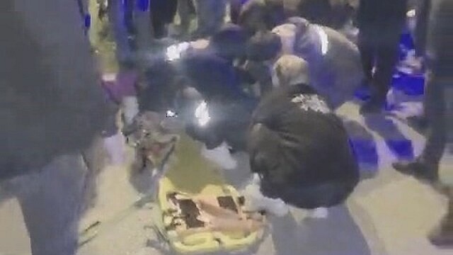 Elazığ'da kamyonun yayaya çarpma anı güvenlik kamerasında