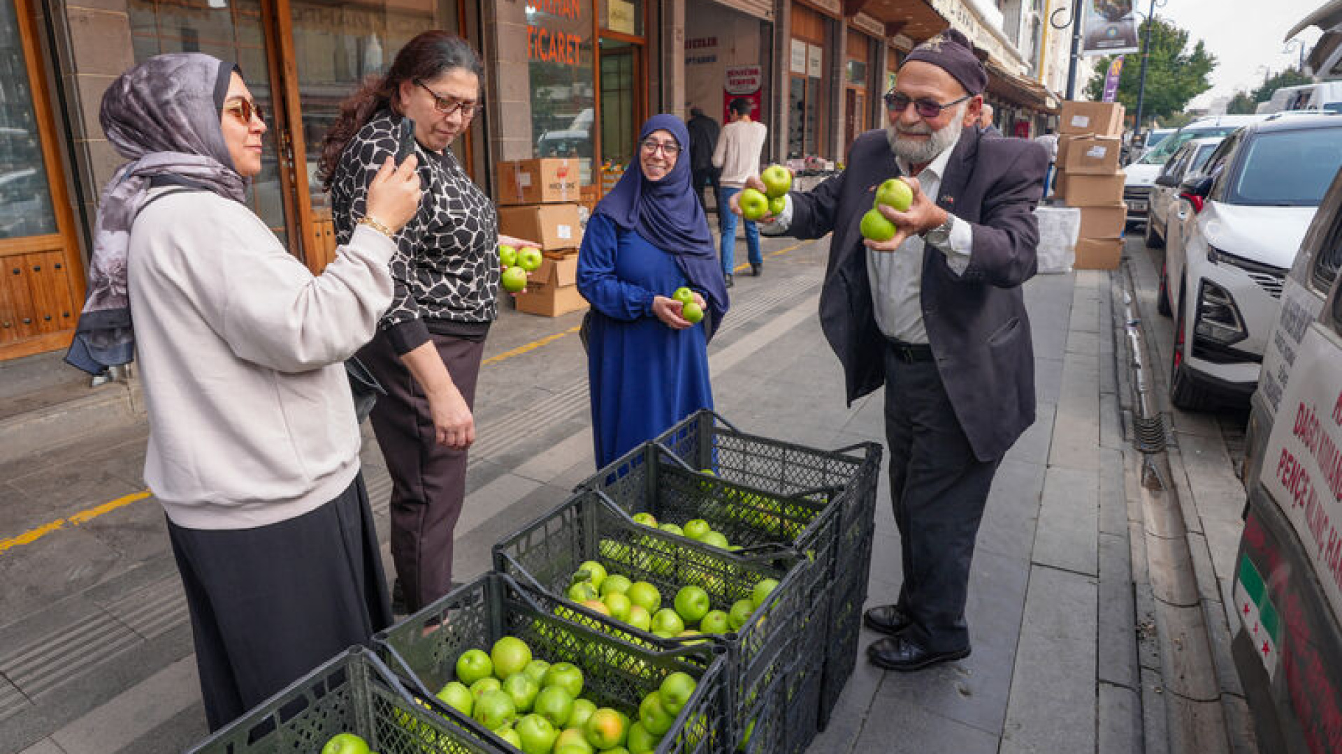 Elmacı Dede Diyarbakır'a 1300 kilogram elma getirdi