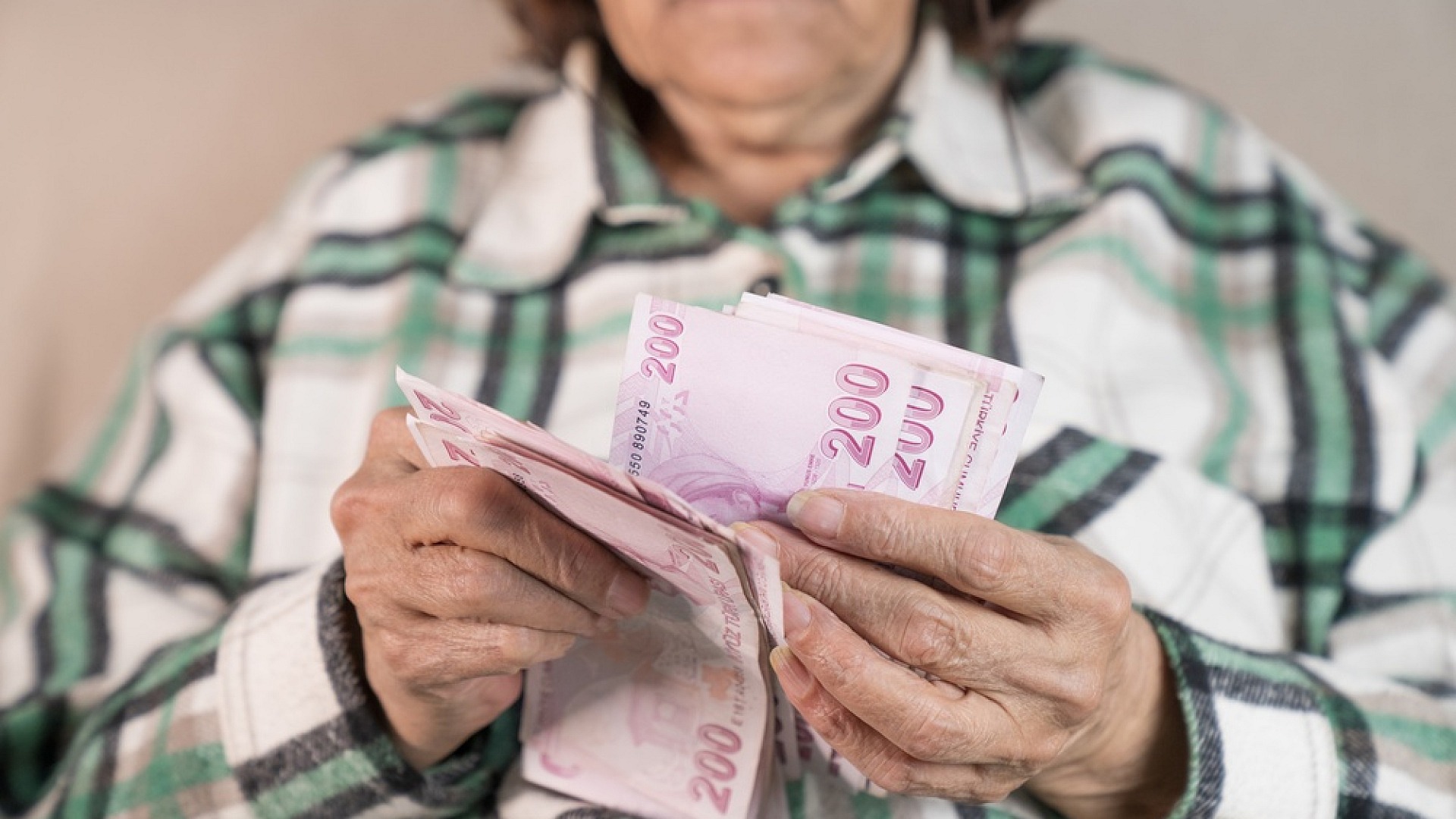 Emekli aylıklarına ilave zam müjdesi geldi