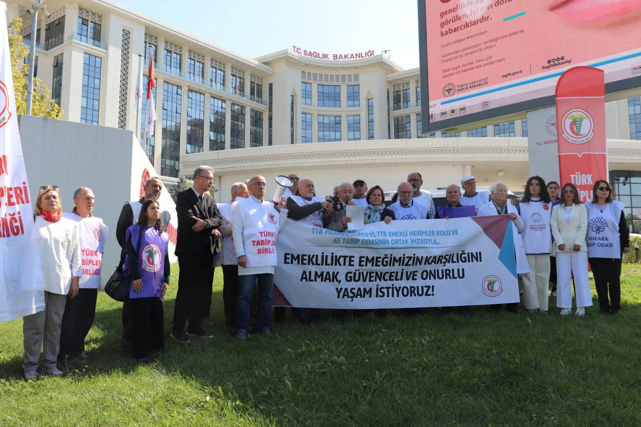 Emekli hekimlerin yüzde 74'ü çalışmak zorunda hissediyor