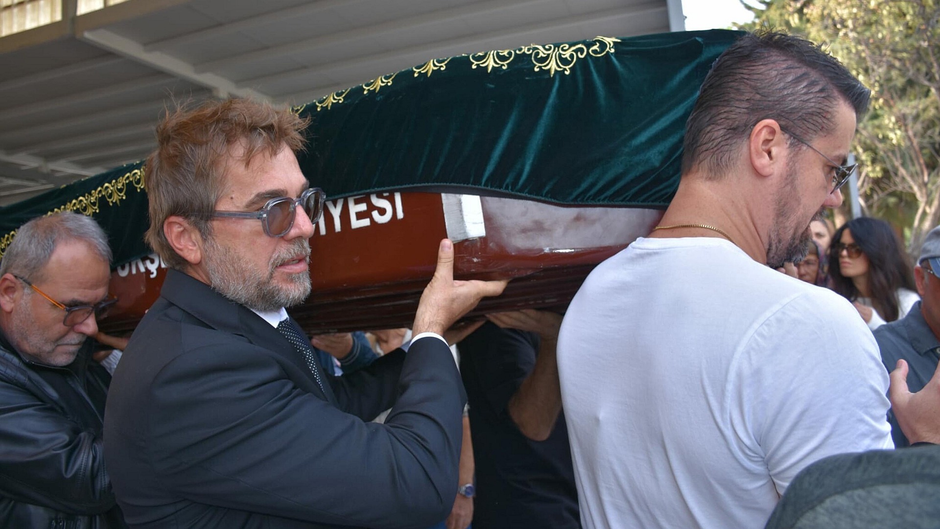 Engin Altan Düzyatan babasını son yolculuğuna uğurladı