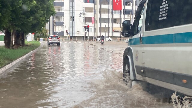 Erdemli'de şiddetli yağış yolları suyla doldurdu