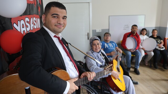 Ertuğrul, otizmli bireylere müzik eğitimi vermeye başladı