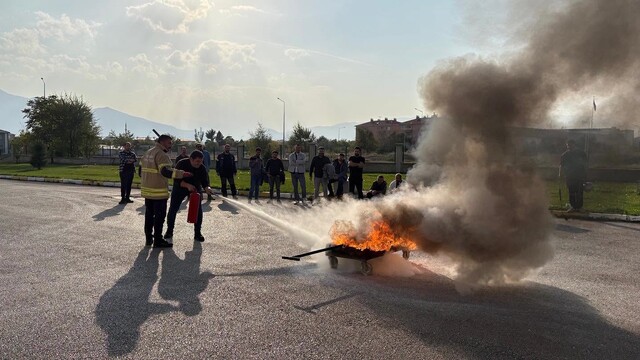 Erzincan'da demiryolu personeline yangın eğitimi verildi