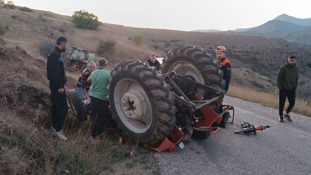 Erzincan'da devrilen traktörün altında sürücü kurtarıldı