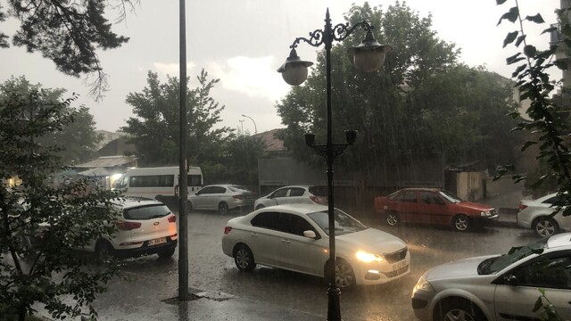 Erzincan'da fındık büyüklüğünde dolu yağışı etkili oldu