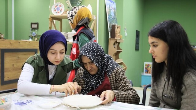 Erzincan'da gençler ve yaşlılar seramik etkinliğinde buluştu