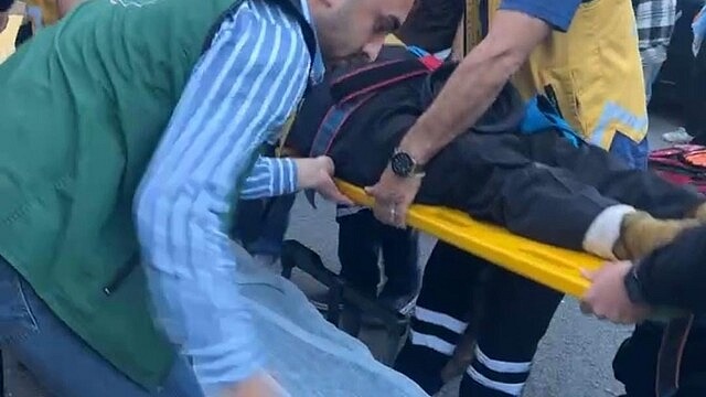 Erzincan'da motosiklet yayaya çarptı: 2 kişi ağır yaralı
